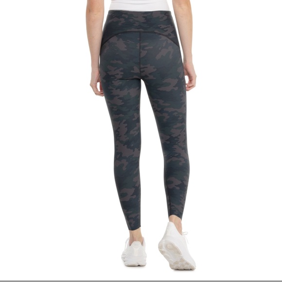NWT. SPANX Booty Boost 7/8 Printed Camo Leggings - Picture 4 of 13